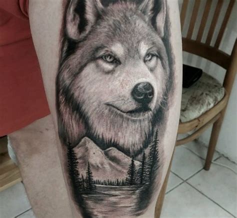 Detailné realistické tetovanie zlatého retrievera