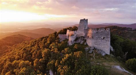 Fotografia turistického chodníka vedúceho k hradu Tematín