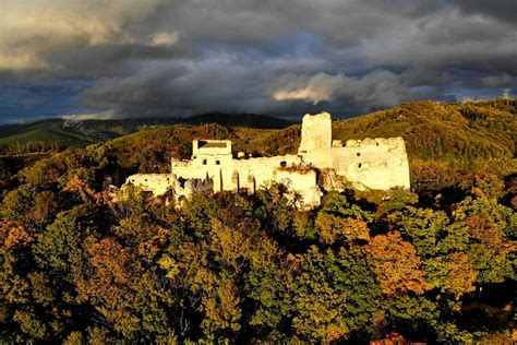 Drevená socha Janka Sekerku pred hradom Tematín